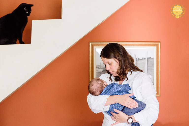 mae fazendo o bebe dormir sendo olhada pelo gato