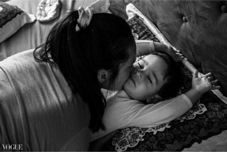 mãe acordando o filho vogue italia