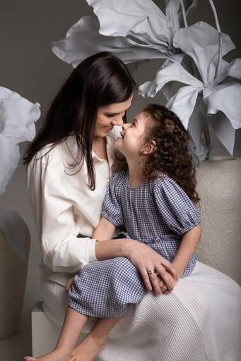 Um abraço que carrega mais do que palavras.
Fotografia de mãe e filho em estúdio — ensaio Dia das Mães em Maringá.