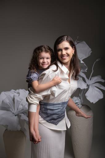 Entre o colo e o olhar, mora o que realmente importa.
Ensaio de mãe e filho com direção leve e natural em Maringá.