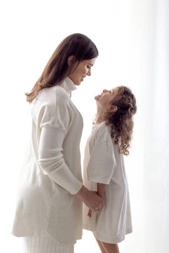 Pequenos gestos que dizem tudo.
Ensaio de mãe e filho em estúdio fotográfico em Maringá.