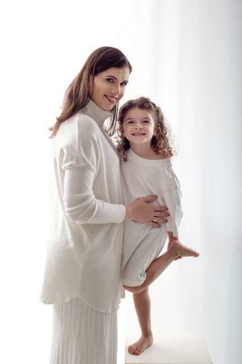 O amor que se sente hoje… e que um dia será lembrança.
Registro sensível mãe e filha em estúdio fotográfico em Maringá.