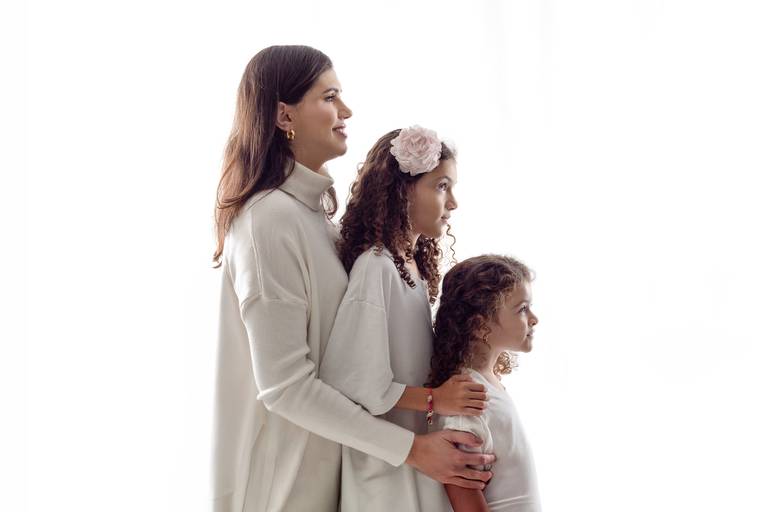 O que hoje é presença, amanhã será memória.
Ensaio de mãe e filho em estúdio — Maringá.
