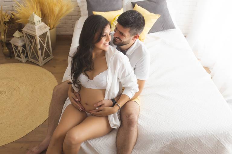 fotografia clean de gestante fotografia clean de casal quarto fotografia de gestante no quarto fotografia especializada de gestante Estúdio fotográfico para gestante 
Fotografia clean de gestante 
Ensaio fotografico de gestante 
