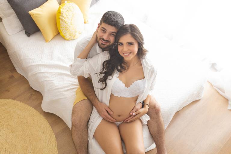 Pose para casal ensaio de gestante 
Fotos de gravida 
Ensaio fotográfico para gravida 
Roupas para ensaio de gravida 
Book de gestante 
Estúdio fotográfico para gestante 
Fotografia clean de gestante 
Ensaio fotografico de gestante 
