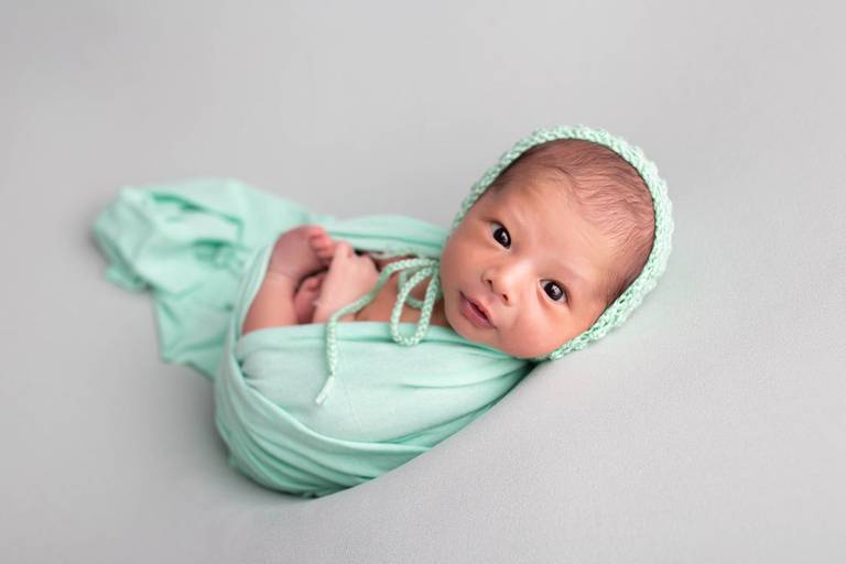 fotografia newborn sessao newborn ensaio newborn fotografia de recem nascido recem nascido olhinho aberto 