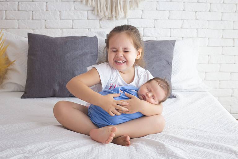 fotografia de bebe fotografia de recem nascido ensaio de recem nascido com irmaõ book de recem nascido com irmao fotografia de recem nascido com irmao pode de recem nascido com irmao 