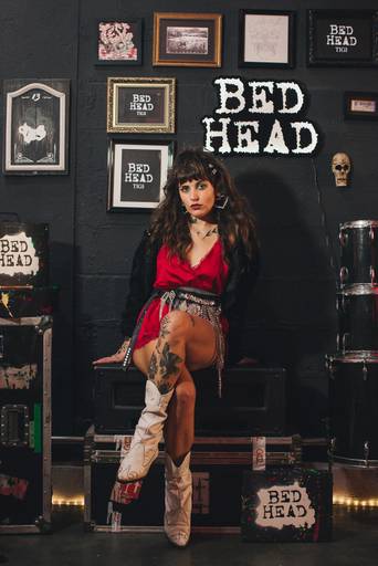 Bed Head - Larissa Pugaciov por Maya Morikawa