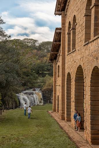 Passeio de uma família; pai, mãe e dois filhos adolescentes