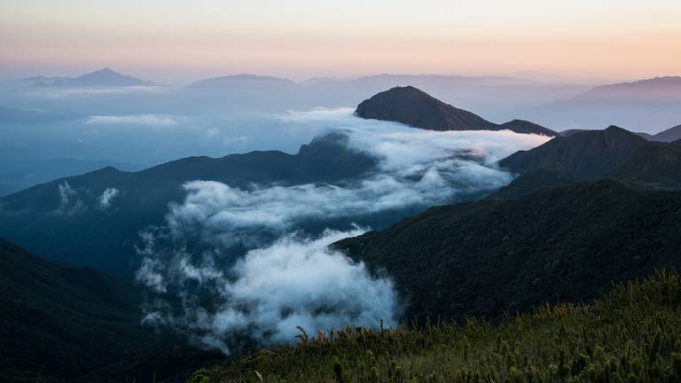 Final de tarde na Serra do Ibitiraquire, em destaque o Morro do Ciririca/PR