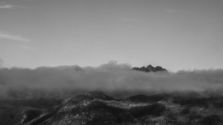 Pico das Agulhas Negras visto a partir da Pedra Furada, RJ/MG