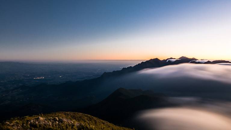 Vista a partir da Pedra Furada para a Pedra da Mina. Serra da Mantiqueira, RJ/MG