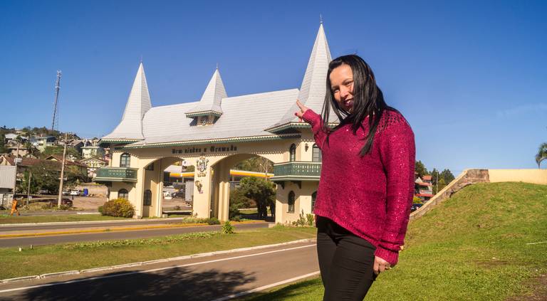 Foto da modelo no pórtico de Gramado fotografia Tiago Costa Fotografia