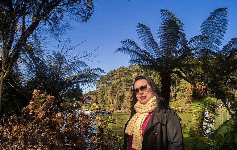Fotografia em meio a natureza com a modelo de frente para o fotógrafo Tiago Costa Fotografia