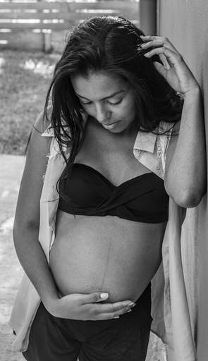 Foto preto e branco a mamãe fazendo carinho na sua barriguinha, foto Tiago Costa Fotografia 
