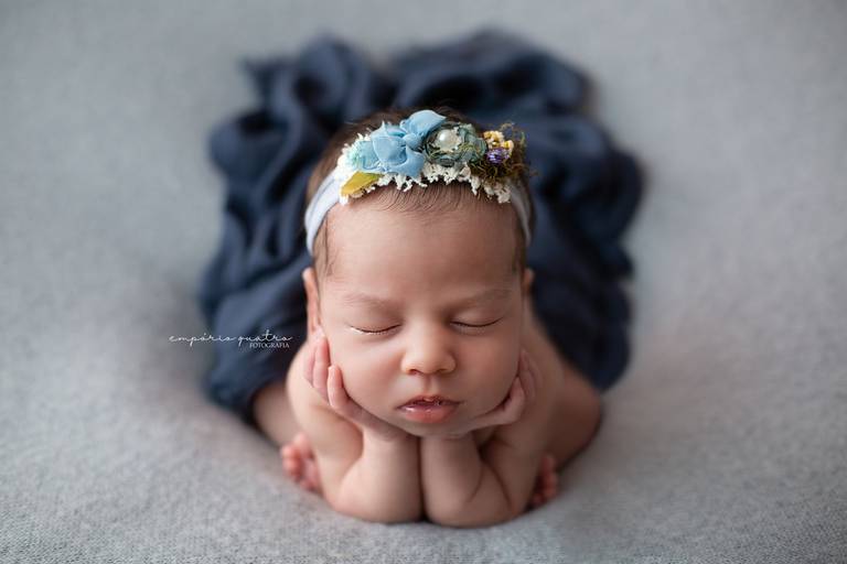 ensaio newborn de menina em estúdio em scs