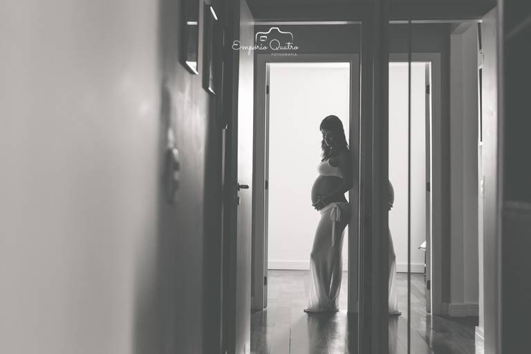 ensaio fotográfico gestante lifestyle penumbra P&B