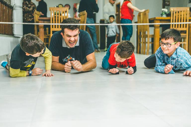 fotografia aniversário crianças brincando passar por baixo da corda