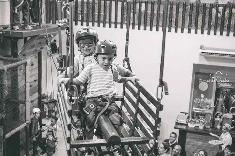 fotografia aniversário crianças brincando em tirolesa em preto e branco
