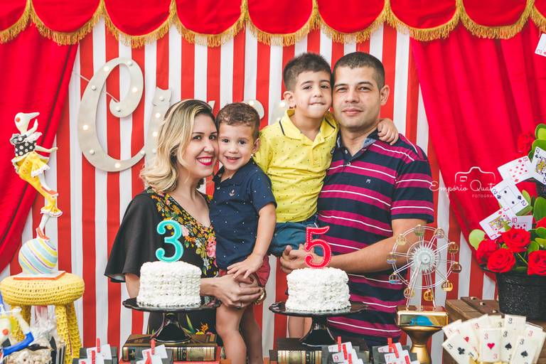 fotografia aniversário tema circo aniversariantes com os pais na mesa de bolo