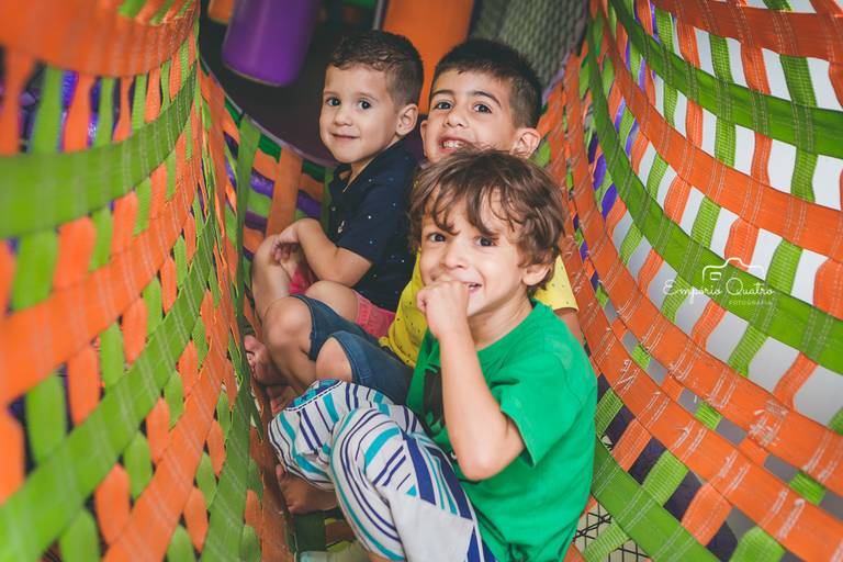 fotografia aniversário crianças brincando em túnel