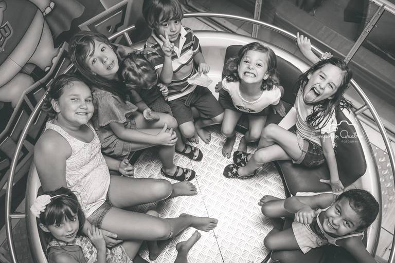 fotografia aniversário crianças brincando no la bamba em preto e branco