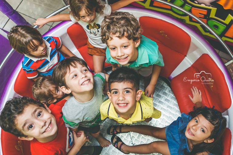 fotografia aniversário crianças sorrindo dentro do la bamba