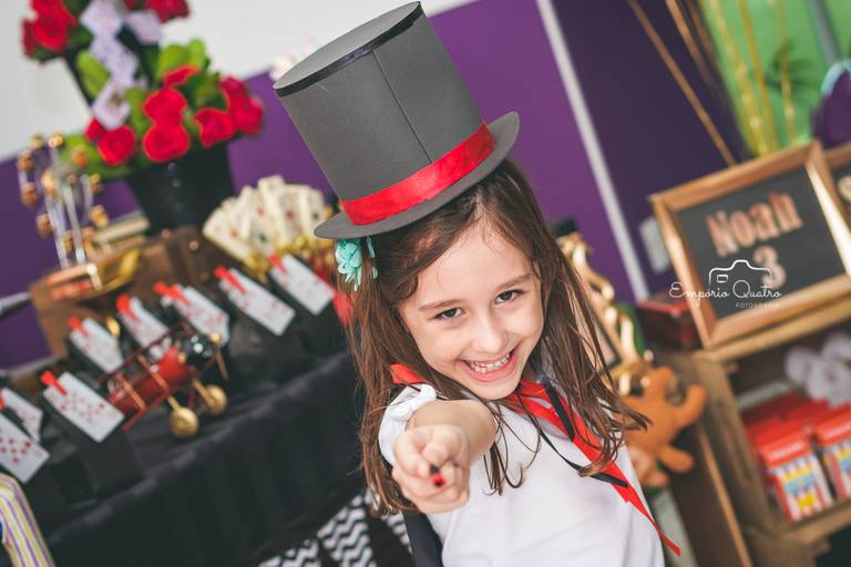 fotografia aniversário criança vestida de mágico festa tema circo