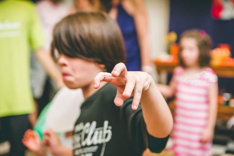 fotografia aniversário criança brincando com desfoque ao fundo