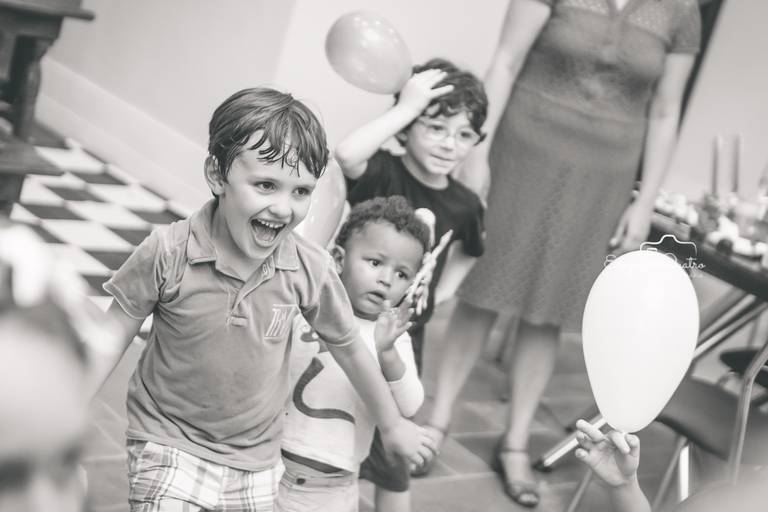 fotografia aniversário crianças brincando com bexiga em preto e branco 