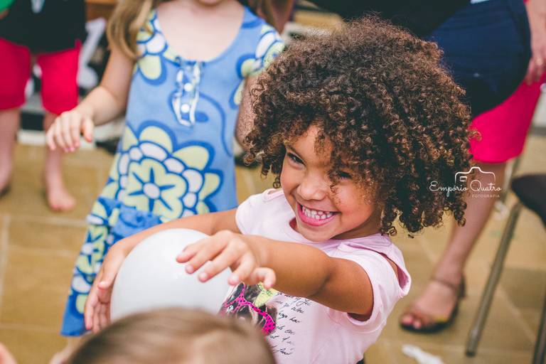 fotografia aniversário criança brincando com bexiga