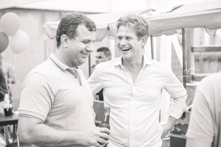 fotografia aniversário adultos conversando em preto e branco