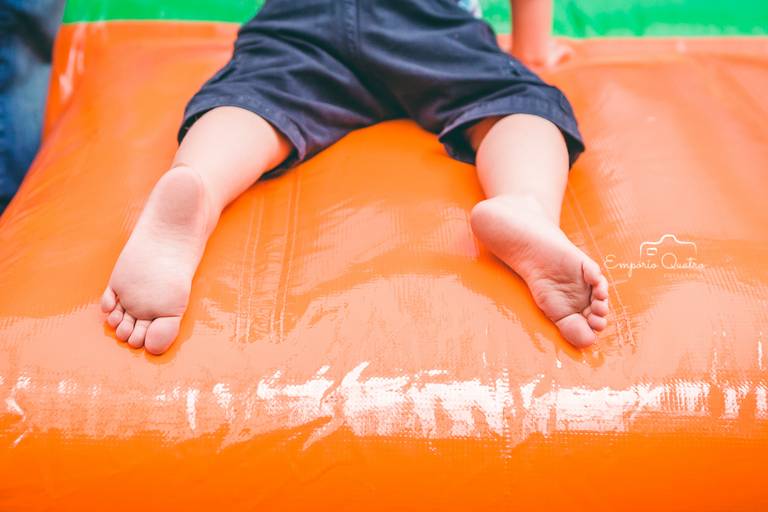 fotografia aniversário pés criança subindo em brinquedo