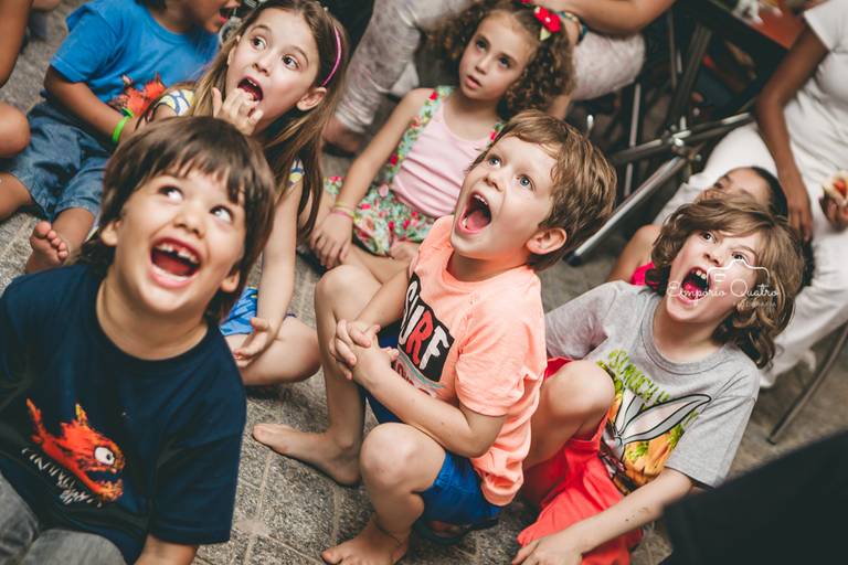 fotografia aniversário crianças se divertindo de boca aberta