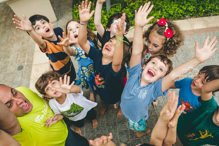 fotografia aniversário crianças brincando com as mãos para o alto