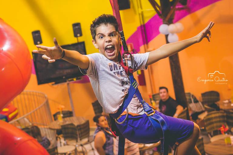 fotografia aniversário criança brincando em tirolesa
