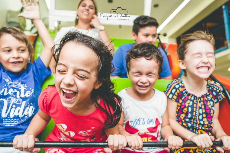 fotografia aniversário crianças brincando em barco viking