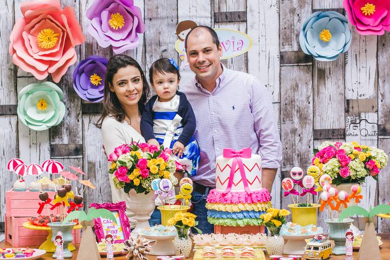 fotografia aniversário aniversariante com os pais na mesa do bolo decoração tema praia