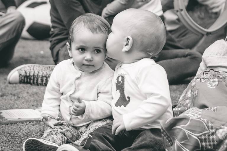 fotografia aniversário bebê beijando a testa de outro bebê em preto e branco