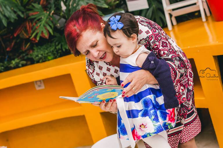 fotografia aniversário mulher lendo história para criança