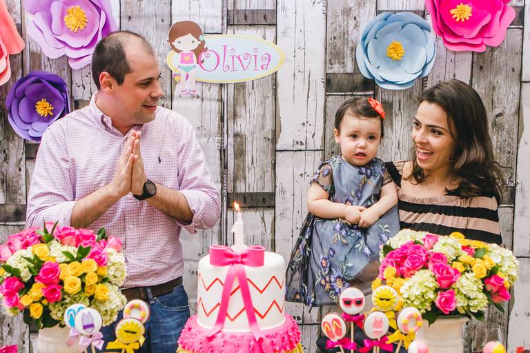 fotografia aniversário aniversariante com os pais na hora do parabéns na mesa do bolo decoração tema praia