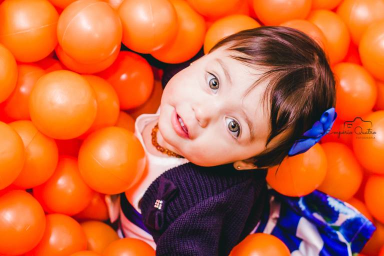 fotografia aniversário criança brincando na piscina de bolinha