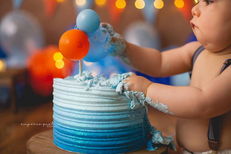 bebe esmagando o bolo