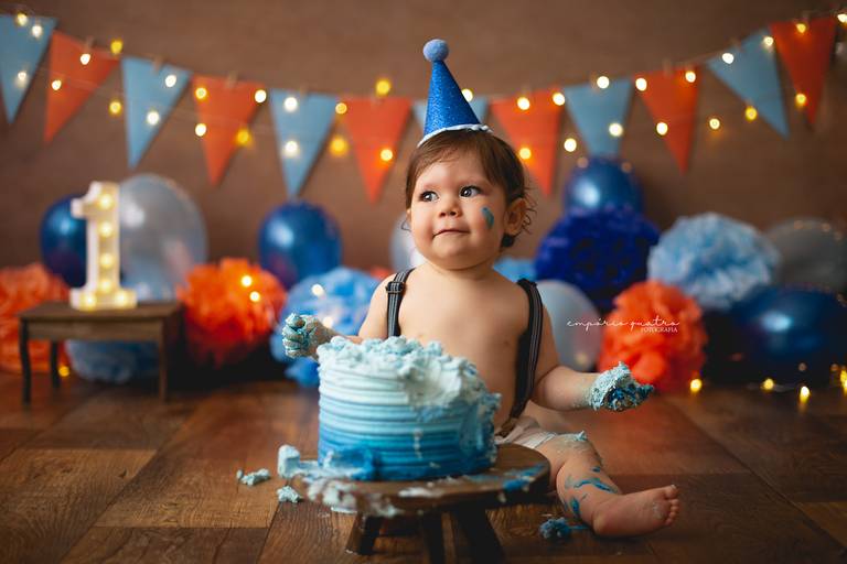 ensaio de bebe esmagando o bolo