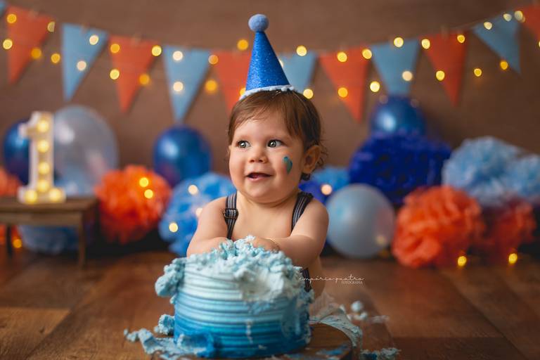 ensaio de bebe esmagando o bolo