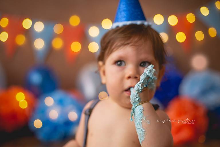 ensaio de bebe esmagando o bolo