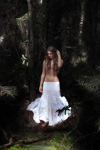 Ensaio de Nu Artístico em Florianopolis. Projeto Floresta Nua de autoria do fotografo Ricardo Zanetta. Beleza natural, empoderamento,poesia, encantamento, naturalidade, liberdade, encontro com a natureza, vida livre, inspiração rainha Aslaug Viking.