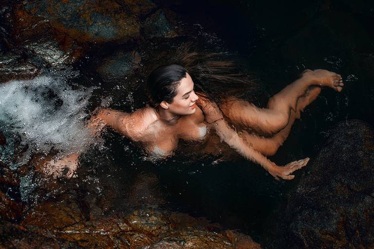 Ensaio de Nu Artístico em Florianopolis. Projeto Floresta Nua de autoria do fotografo Ricardo Zanetta. Beleza natural, empoderamento,poesia, encantamento, naturalidade, liberdade, encontro com a natureza, vida livre, inspiração rainha Aslaug Viking.