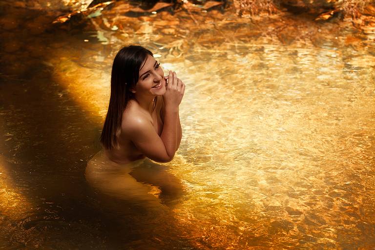 Ensaio de Nu Artístico em Florianopolis. Projeto Floresta Nua de autoria do fotografo Ricardo Zanetta. Beleza natural, empoderamento,poesia, encantamento, naturalidade, liberdade, encontro com a natureza, vida livre, inspiração rainha Aslaug Viking.fia