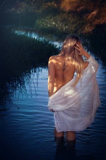 Ensaio de Nu Artístico em Florianopolis. Projeto Floresta Nua de autoria do fotografo Ricardo Zanetta. Beleza natural, empoderamento,poesia, encantamento, naturalidade, liberdade, encontro com a natureza, vida livre, inspirliberdade-paixão-amor-fotografia